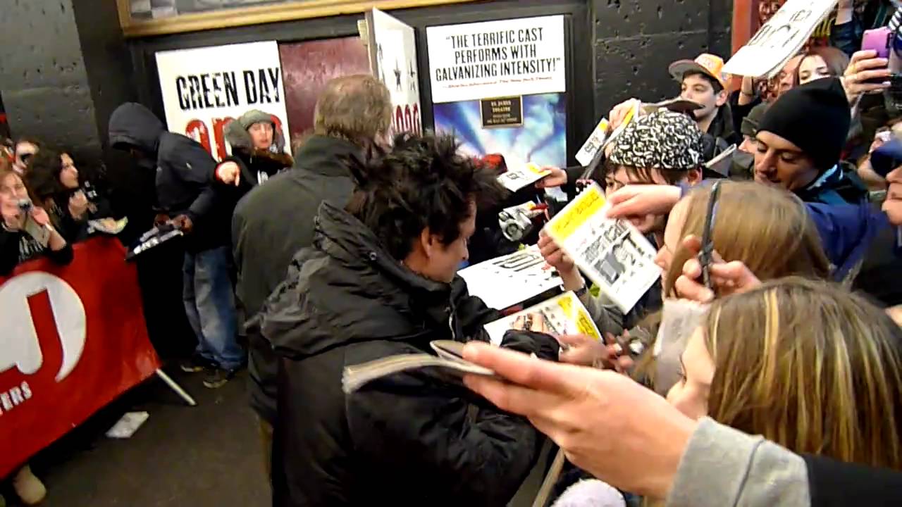 Green Day Billie Joe Armstrong American Idiot signing & Fans went nuts. E1autographs