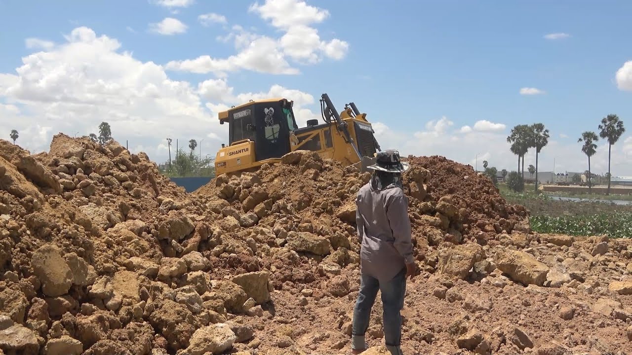 Most Incredible Powerful Big Land Filling Construction Heavy Duty Operator| SHANTUI DH17B2 Bulldozer