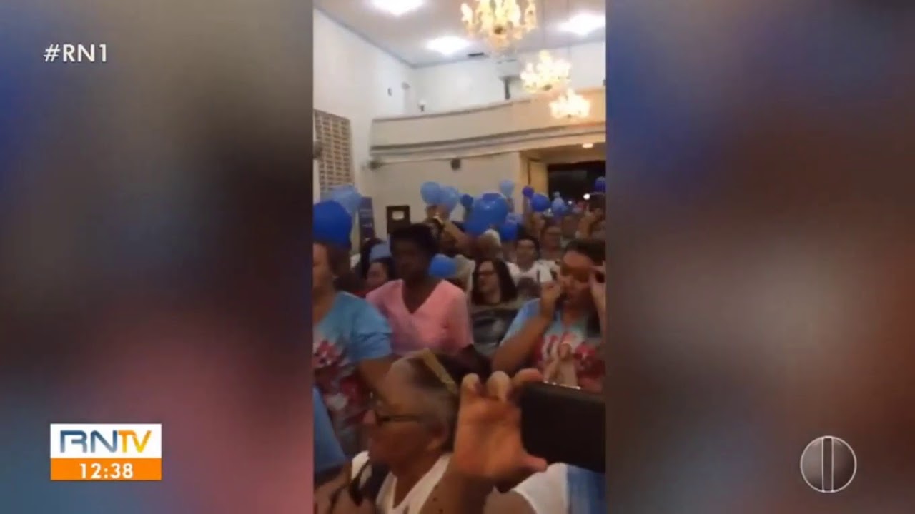 Padre causa pol&ecirc;mica ap&oacute;s abrir champanhe durante missa e derramar em imagem de santa em parnamirim