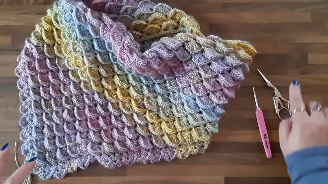 Sciarpa triangolare con ventaglietti in rilievo