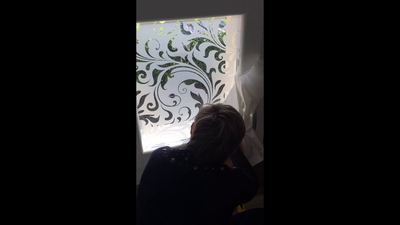 Decorazione floreale per vetro finestra con pellicola satinata