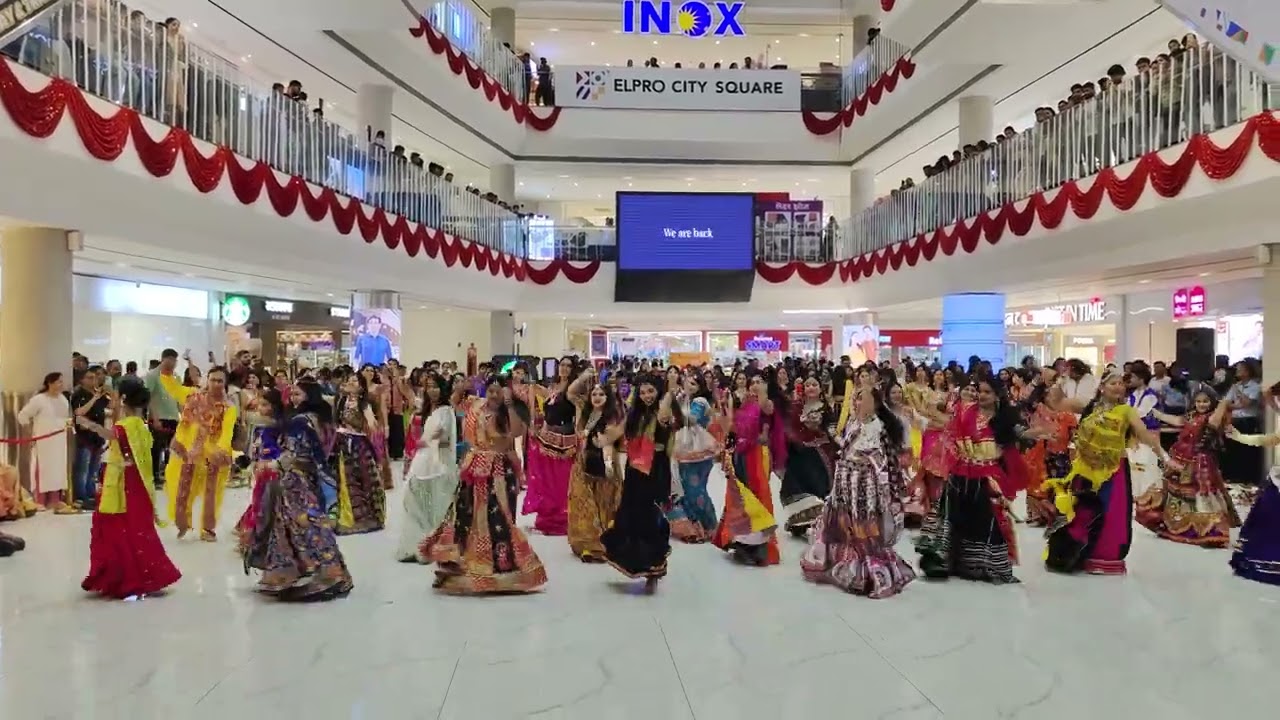 Garba  #navrarti2025 #flashmob #gulbo #dholida #groupgarba #pune   @dancefloorstudio @kunalmore​