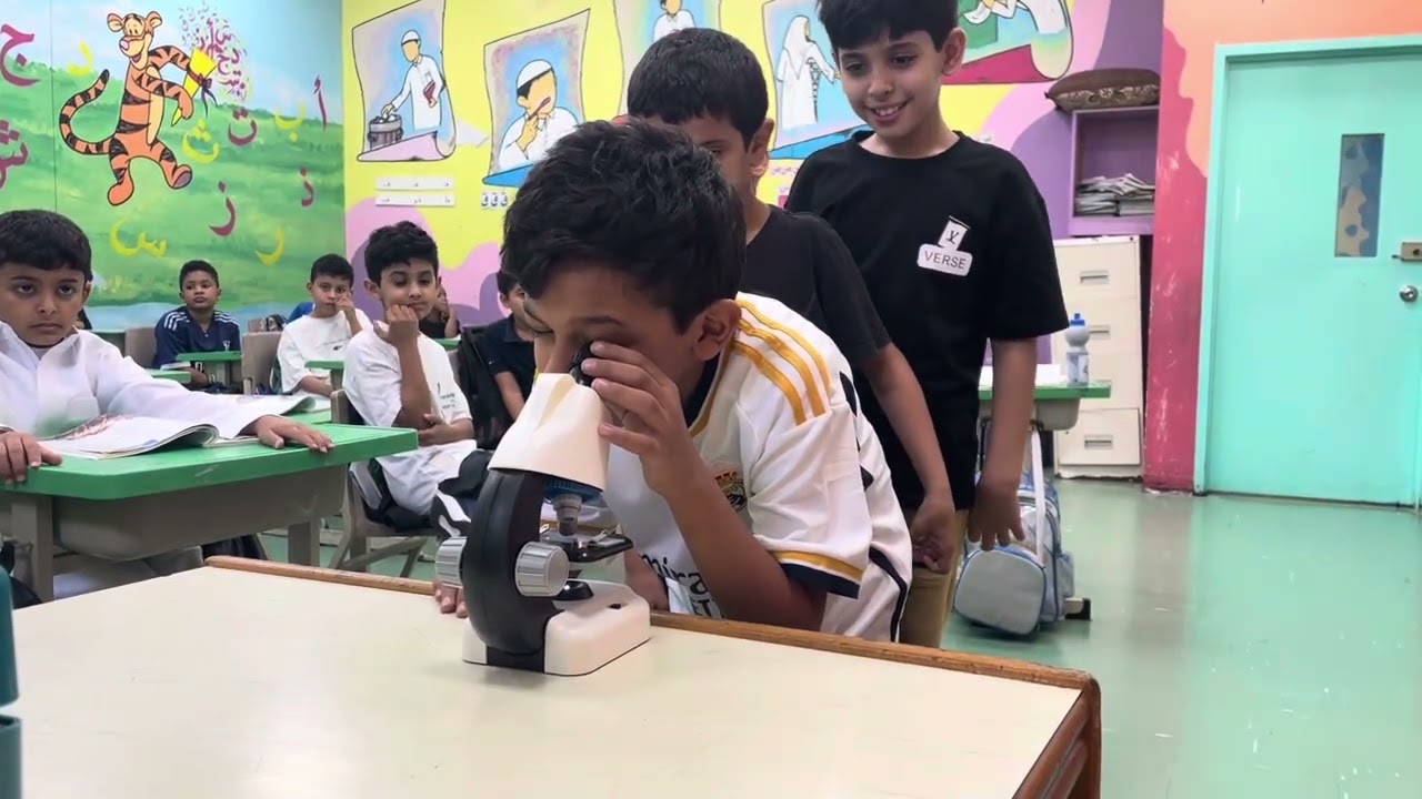 مشاهدة خلية بالمجهر صف رابع أ بمدرسة النهضة الابتدائية بالحرس الوطني