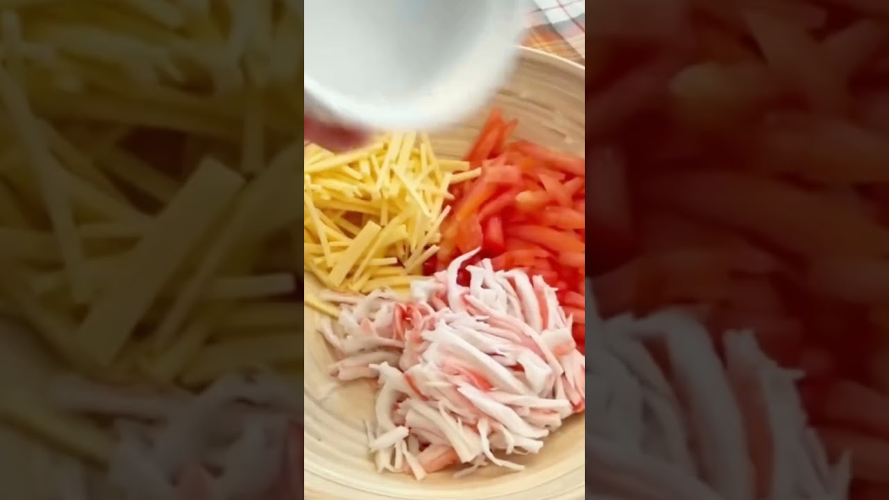 Такой салат не заставит долго им любоваться!!! Салат с крабовыми палочками и помидорами..🤗🤗