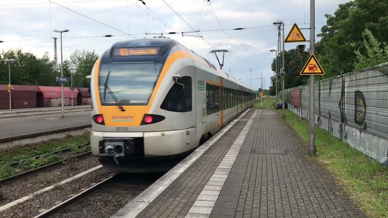 Güterzug und RE13 in Viersen