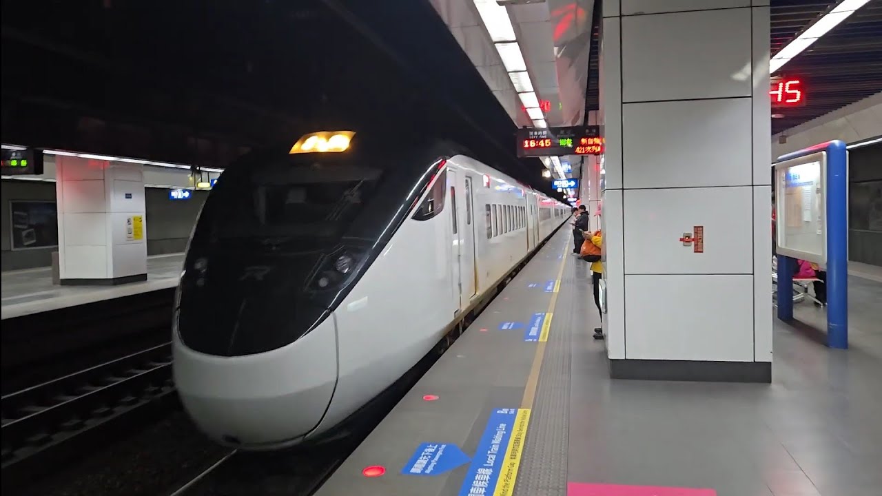 421次台東發車開往樹林的東部超優質直達EMU3000型十二輛編組EMU3006皮蛋豆腐騰雲號紅色帶新城際自強號列車，和1218次苗栗發車開往基隆銀綠色微笑號EMU900型十輛一編組EMU942區間車