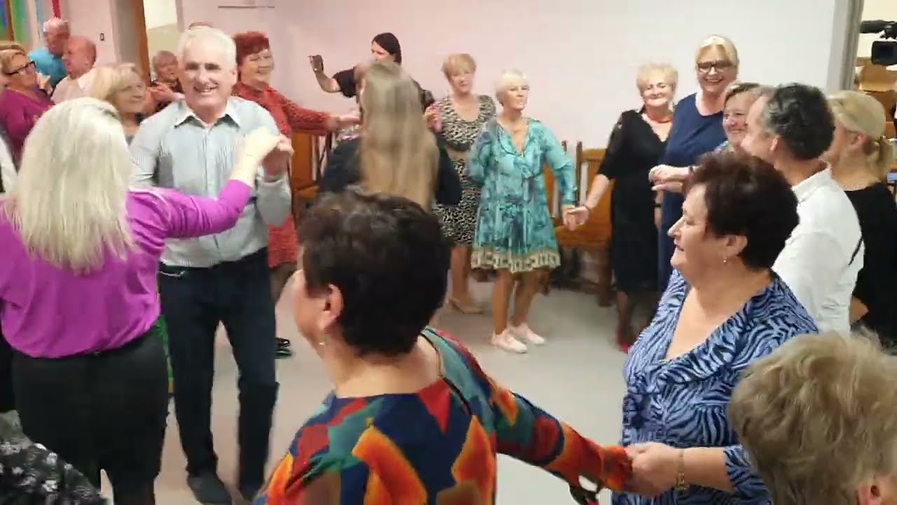 Pani Renata powirowała z wytrawnym tancerzem w Zwoleniu przy dźwiękach Kapeli Stąporkowskiej