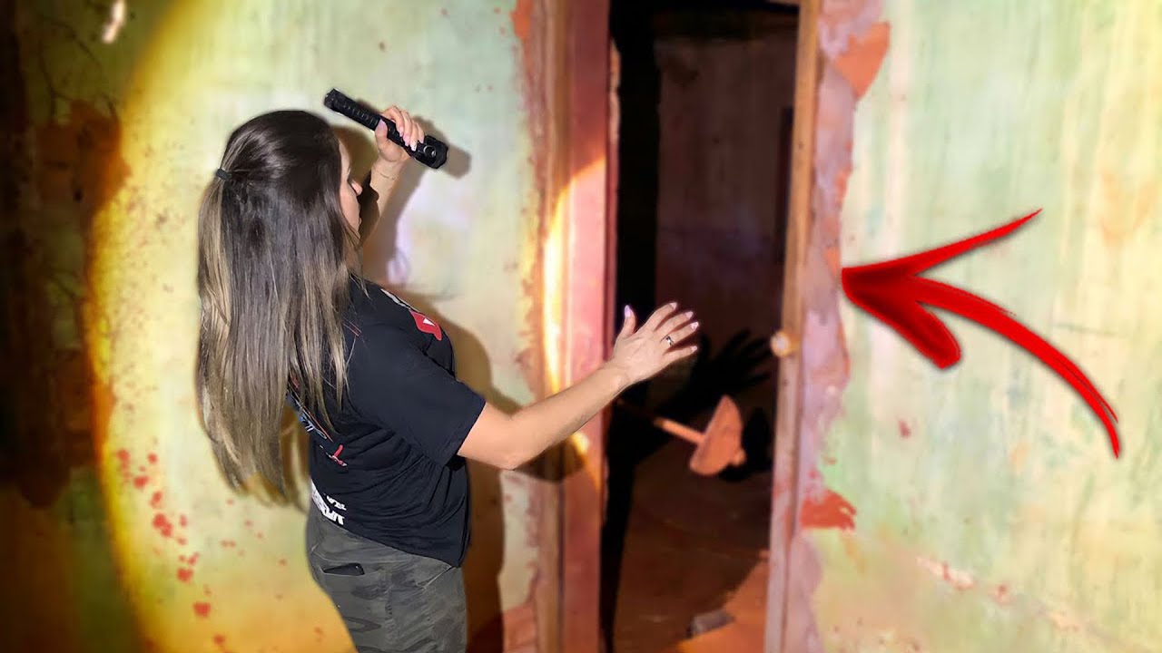 MULHER NOS ATACOU NA CASA MISTERIOSA - ENXADA FOI ARREMESSADA NA EQUIPE