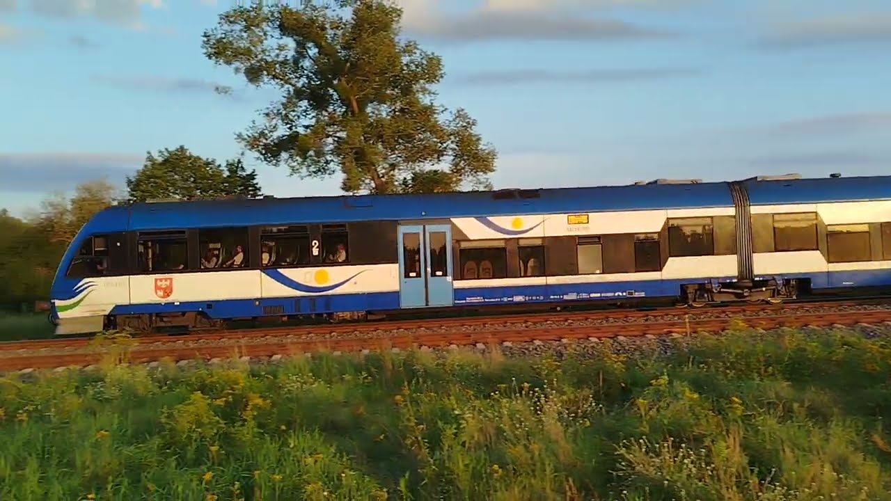 PKP Spychowo| SA133-015 jako pociąg osobowy relacji Olsztyn Główny - Ełk sierpniowym wieczorem. Rp1