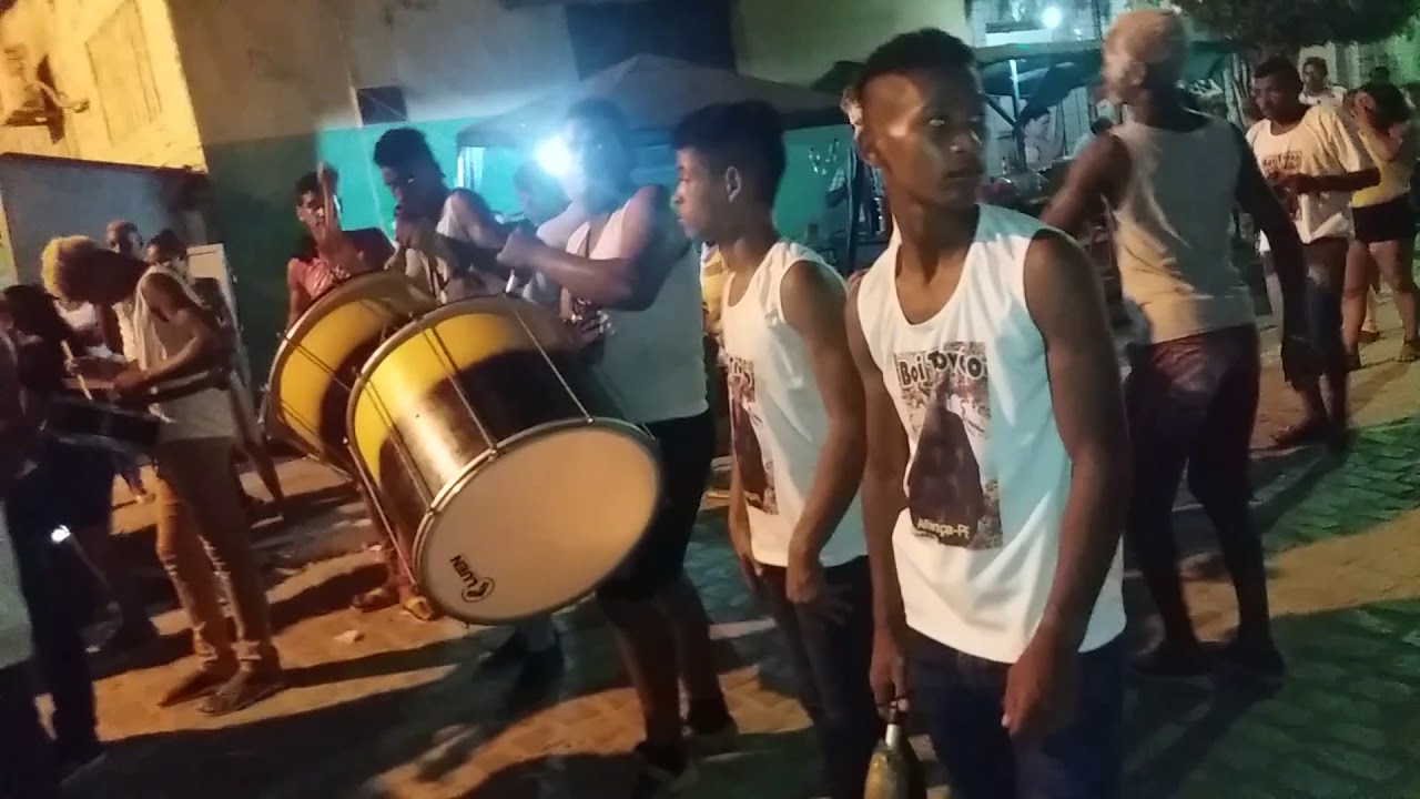boi trovão em caueiras fasendo seu pequeno sholl