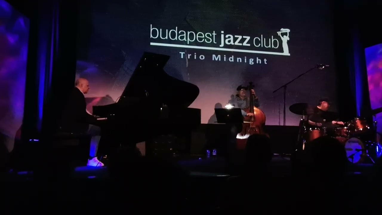 Trio Midnight: Blusette