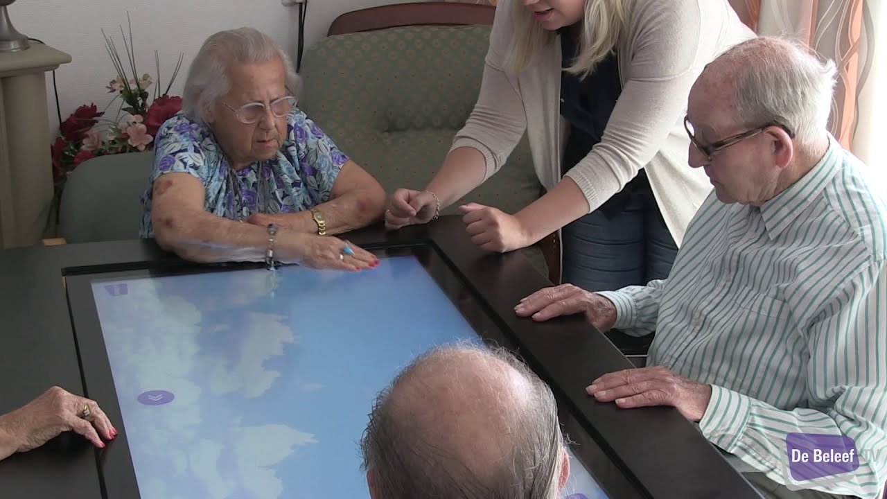 De BeleefTV une grande table d’activités mobile et interactive