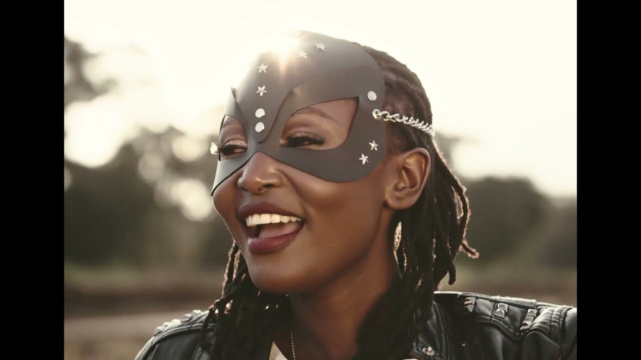 Le'Laika -  GIMME THAT - Video