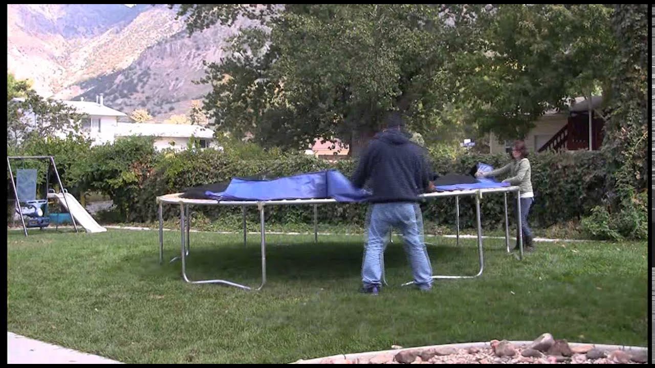 Видео сборки круглого батута Skywalker Trampolines диаметром 12 футов
