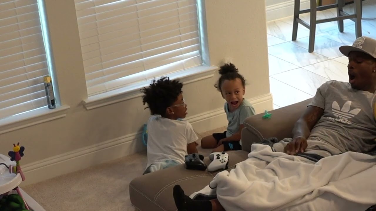 RANDOMLY SCREAMING WHILE MY BABY SISTER SLEEPS TO SEE MY PARENTS REACTION!