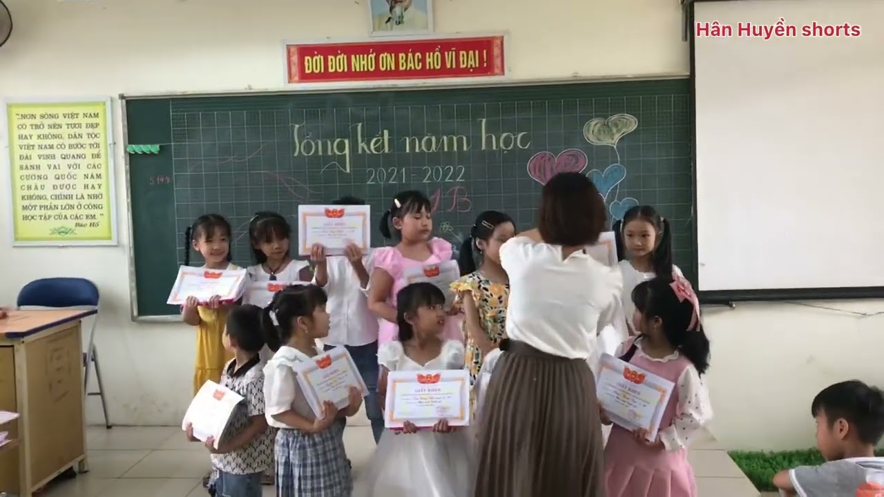 Hân Huyền lên nhận phần thưởng học sinh xuất sắc-hân huyền shorts