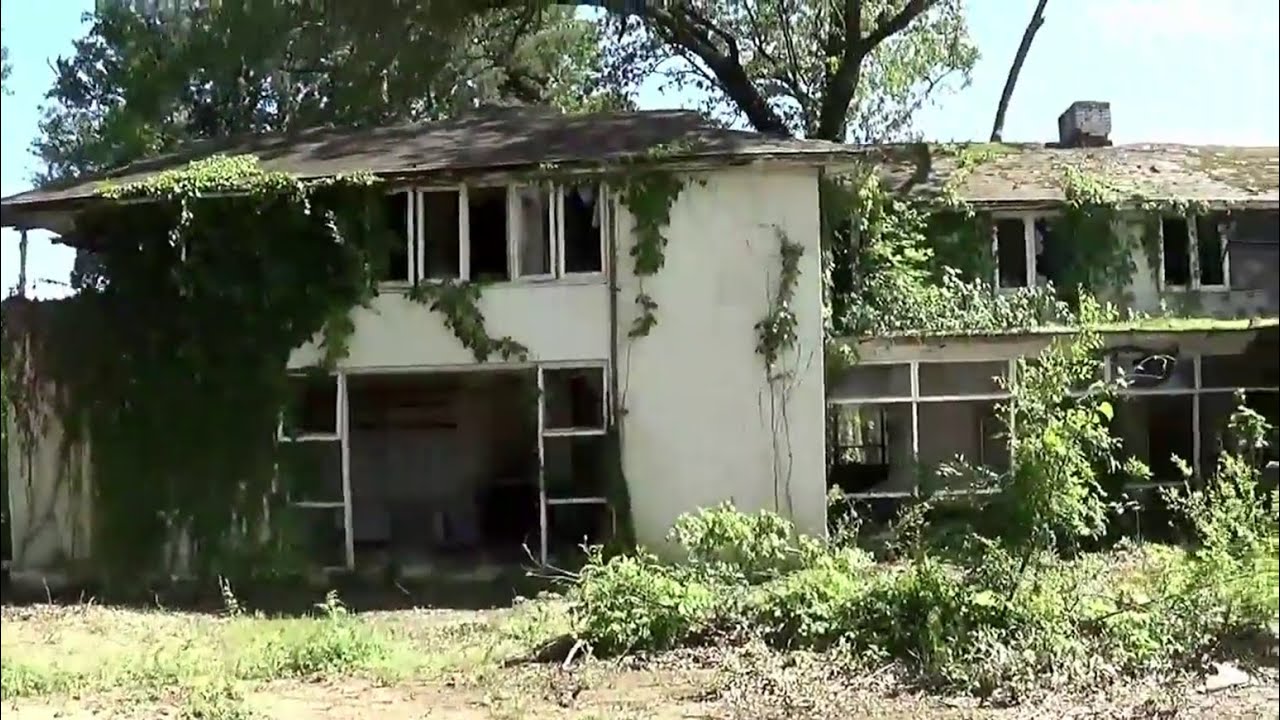 ABANDONED MANSION TOUR - A Mystery Mansion In Memphis!