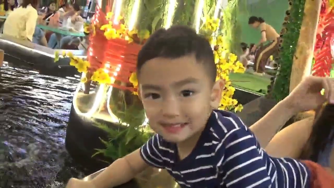 Minh Khôi xem múa lân và cho cá koi ăn