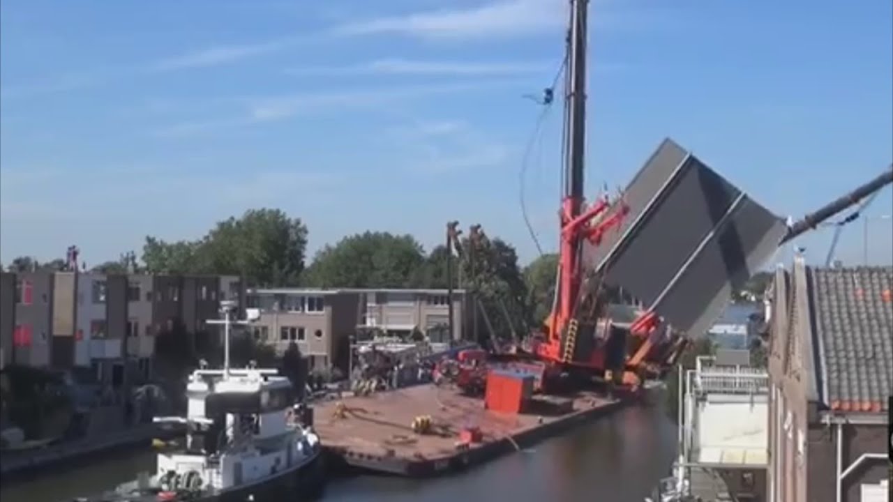Zwei Kr&auml;ne st&uuml;rzen in Geb&auml;ude in Alphen aan den Rijn Niederlande Holland