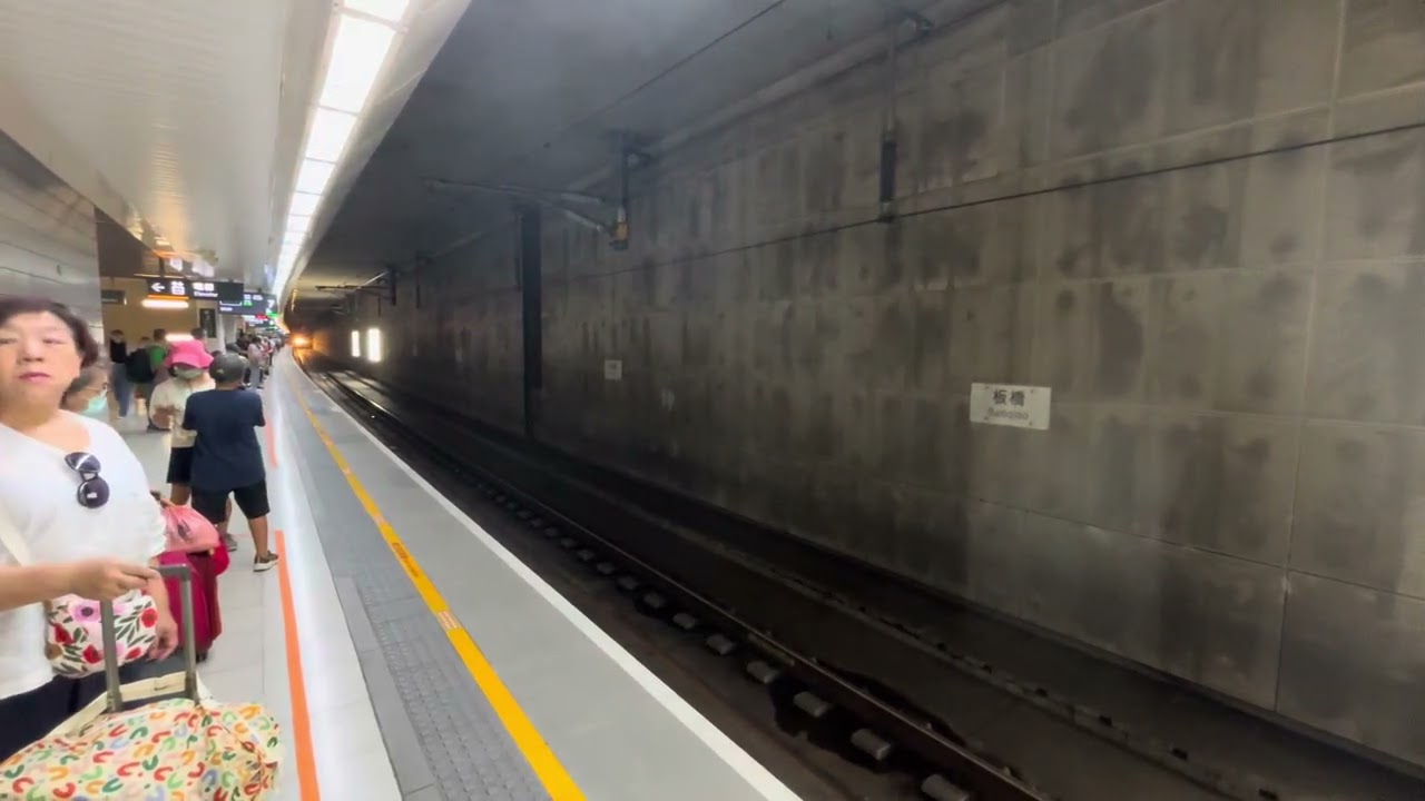 臺灣高鐵700T 往左營 板橋站 進站