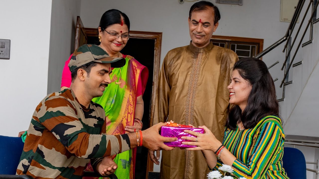 जब फ़ौजी भाई त्यौहार मनाने घर आया।