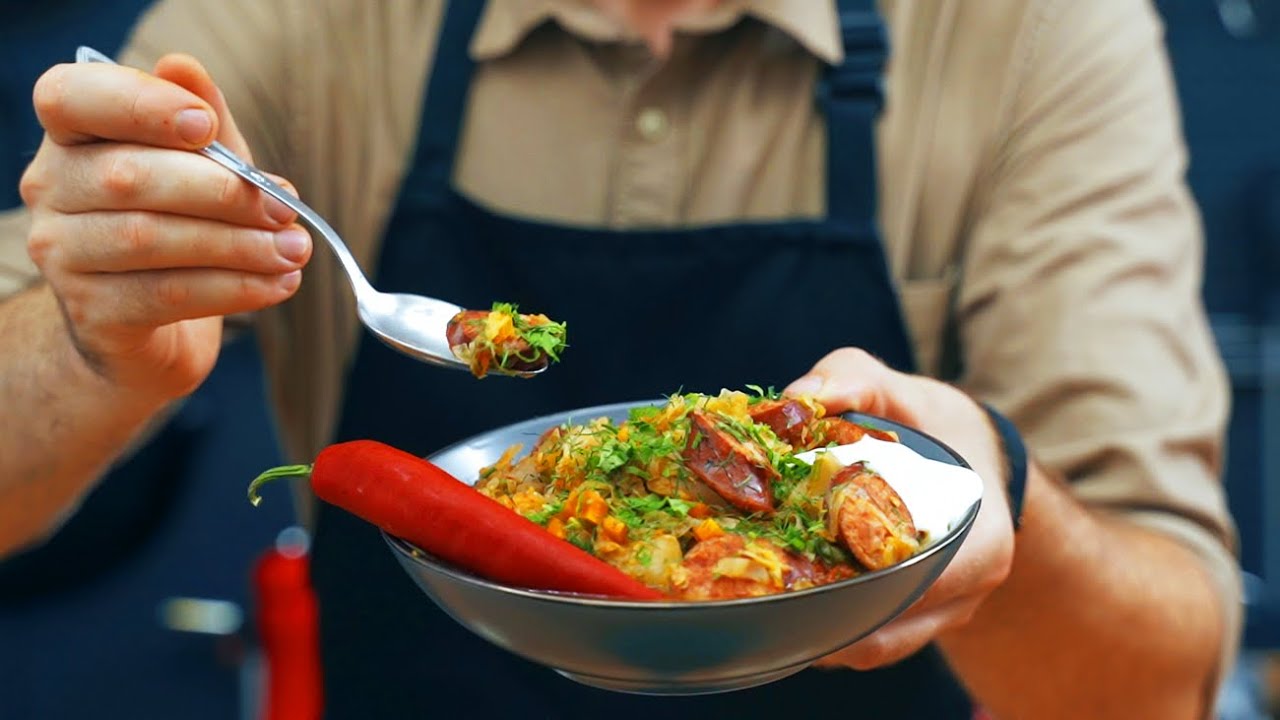 👉 Сладкая капуста с легко копчеными свиными колбасами, сметаной, острой перцем и хлебом на огне