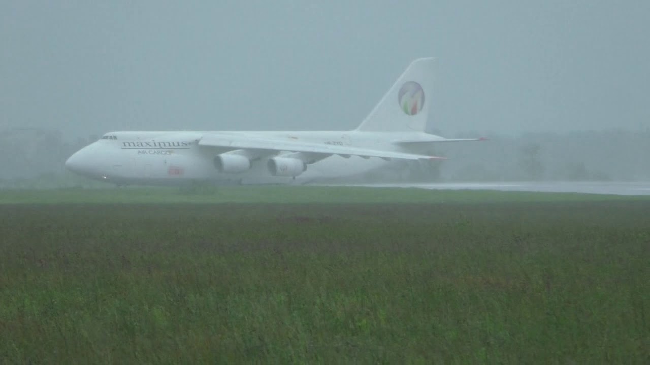 Взлет самолета Ан-124 