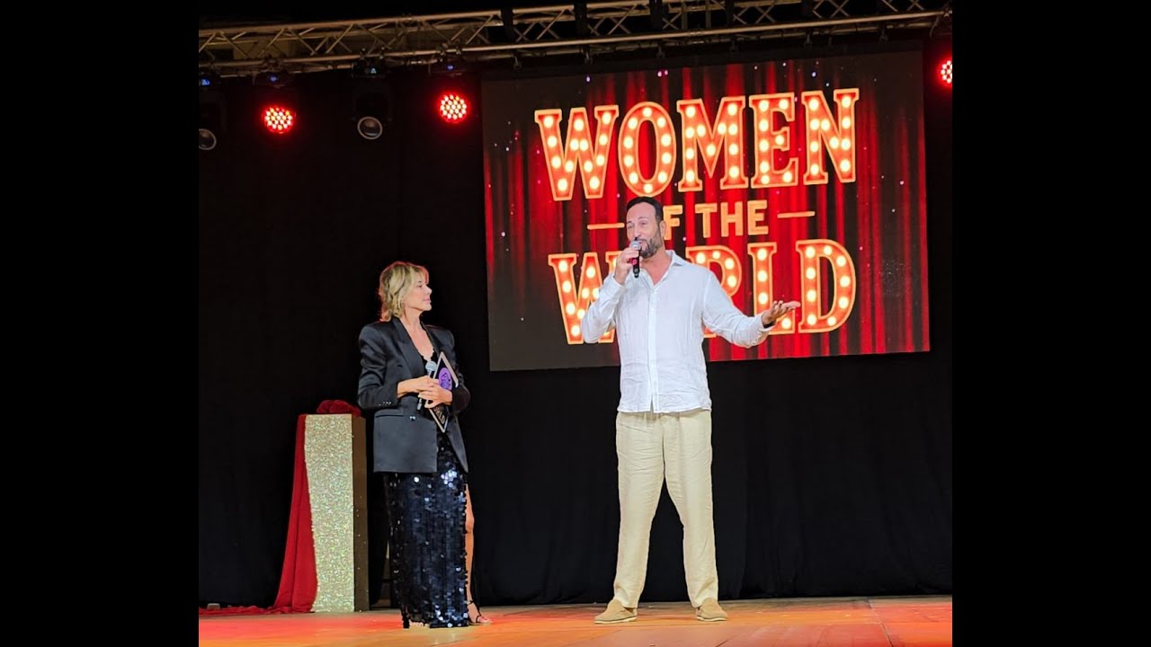 Alberico Lombardi presentato da  Alba Parietti  ospite di Women of the world canta Donna e Sally