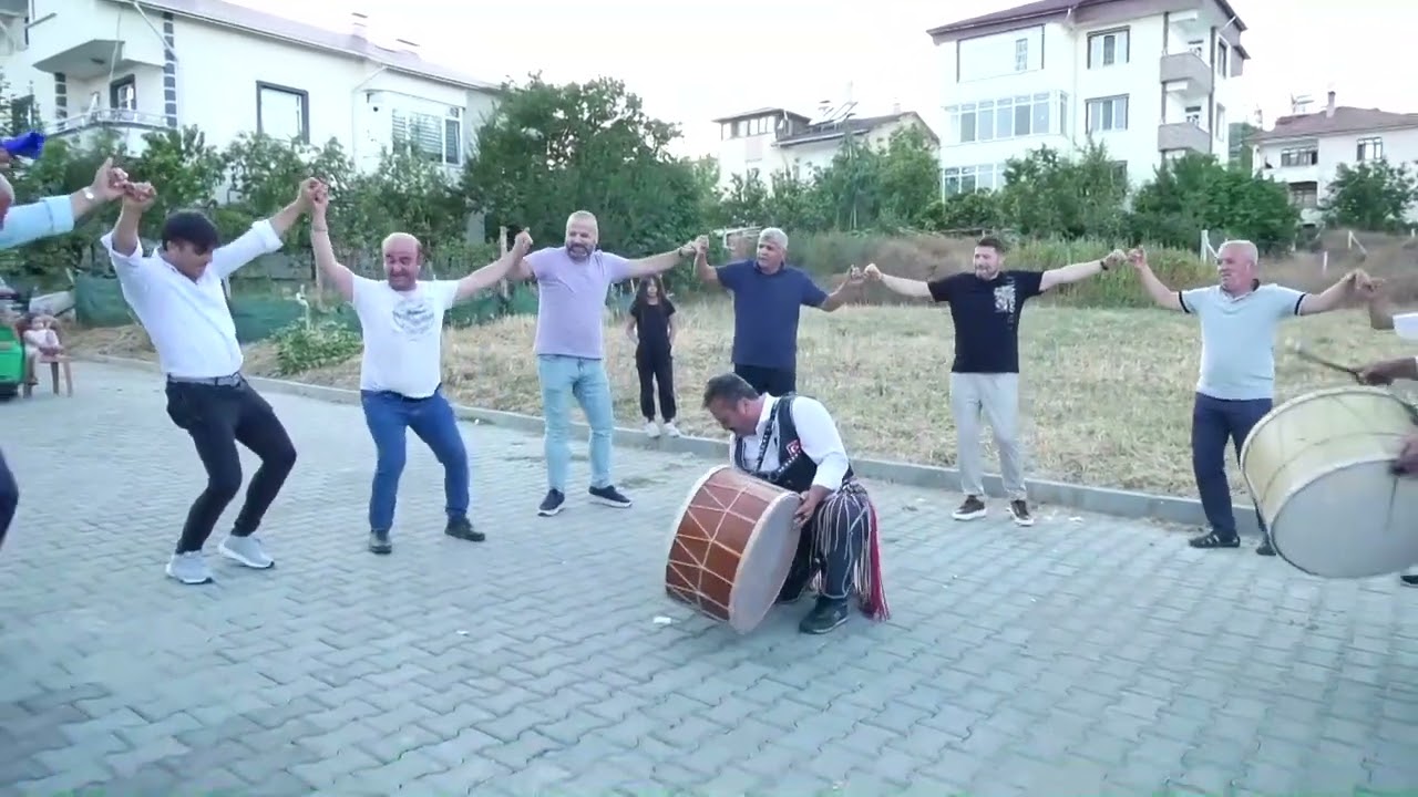 Samet ÇATMIŞ yeğenimin düğünden güzel bir halay.İyi seyirler dilerim.KANALA ABONE OLALIM lütfen..