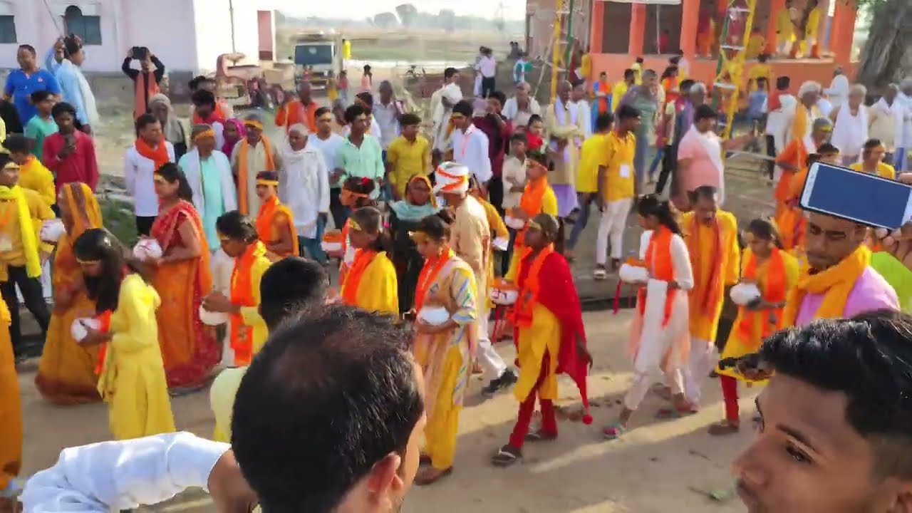 मेरे गाँव सिकंदरपुर में श्री लक्ष्मी नारायण यज्ञ में जल भरी का एक दृश्य#viralvideo by manoj sir 🙏🙏