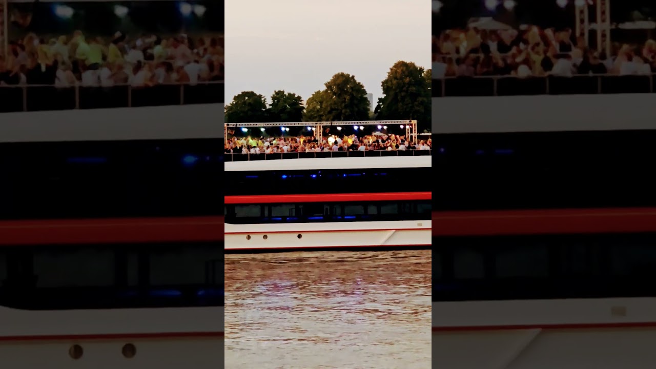 Partyschiff der KD auf dem Rhein