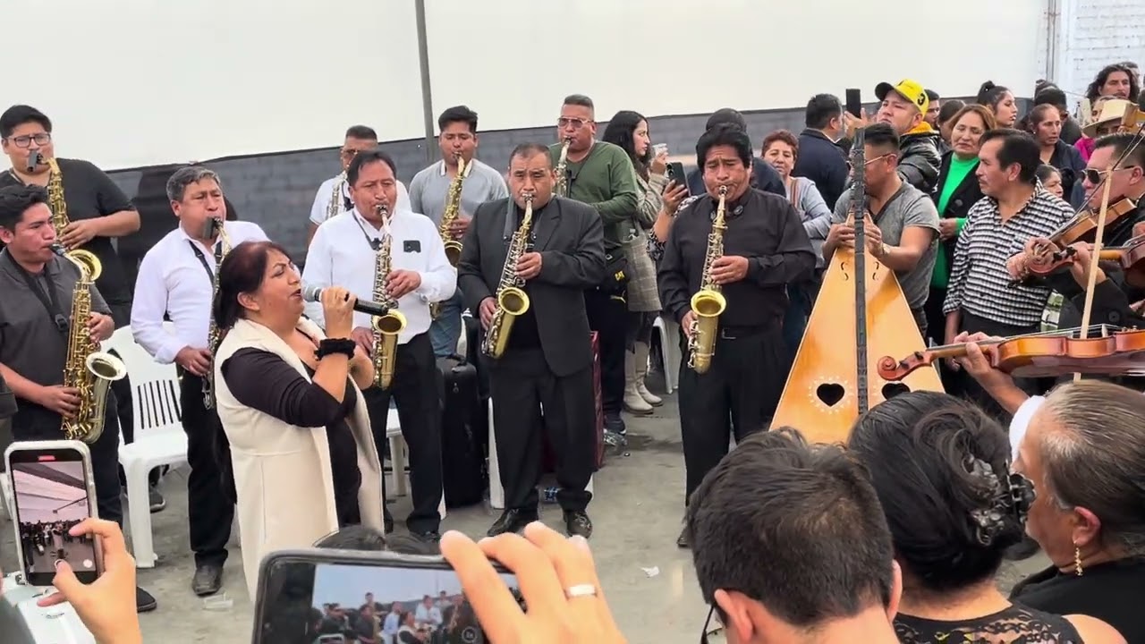 Dora Luz rinde homenaje a los integrantes de la orquesta 