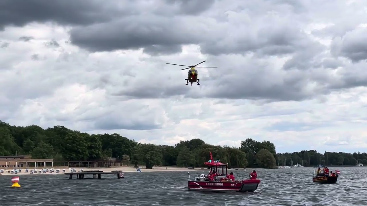 Person Im Wasser, ADAC Luftrettung mit Restube System #ec135 #ADAC #hubschrauber