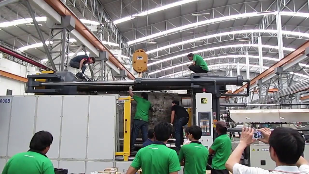 2000T Injection Molding Machine - Loading Mold