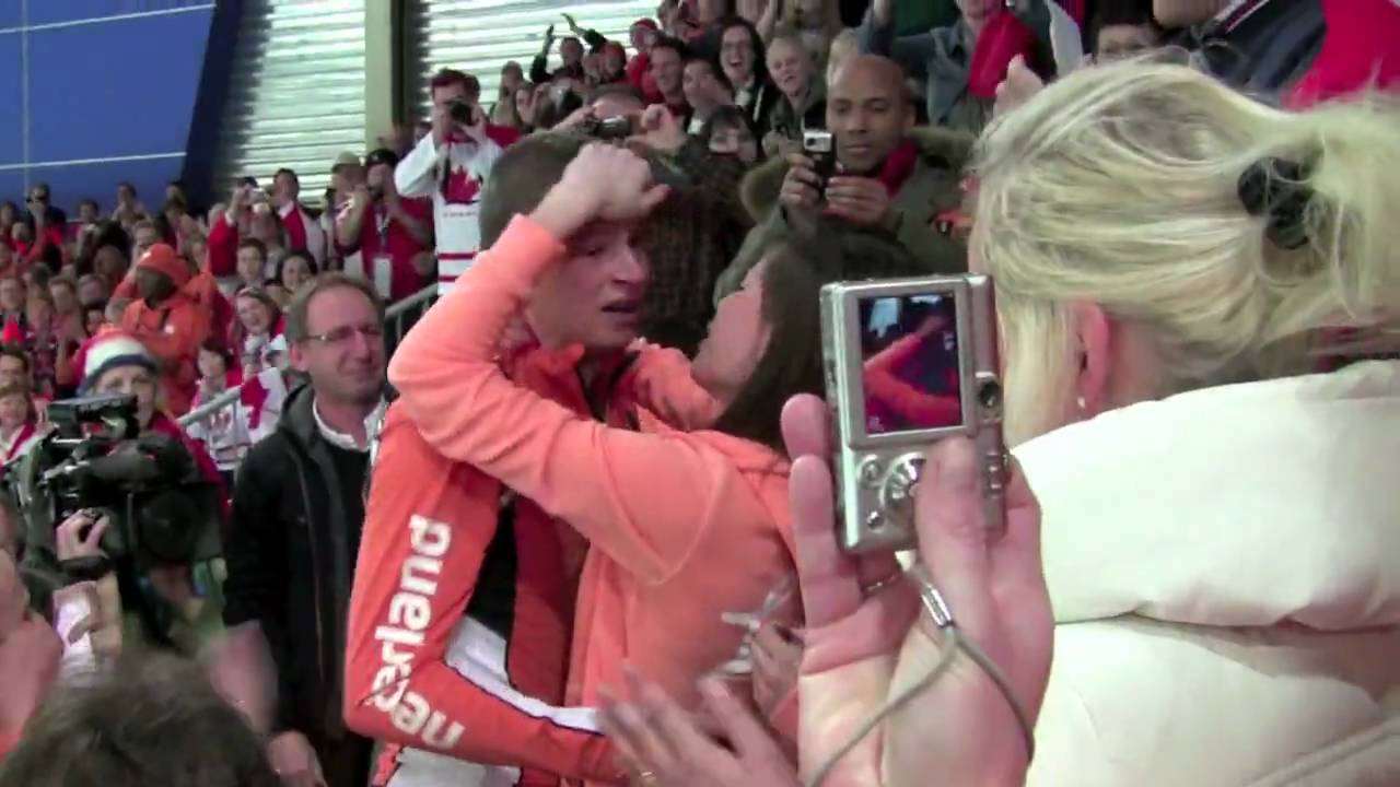 Sven Kramer naar tribune na goud op olympische spelen 2010