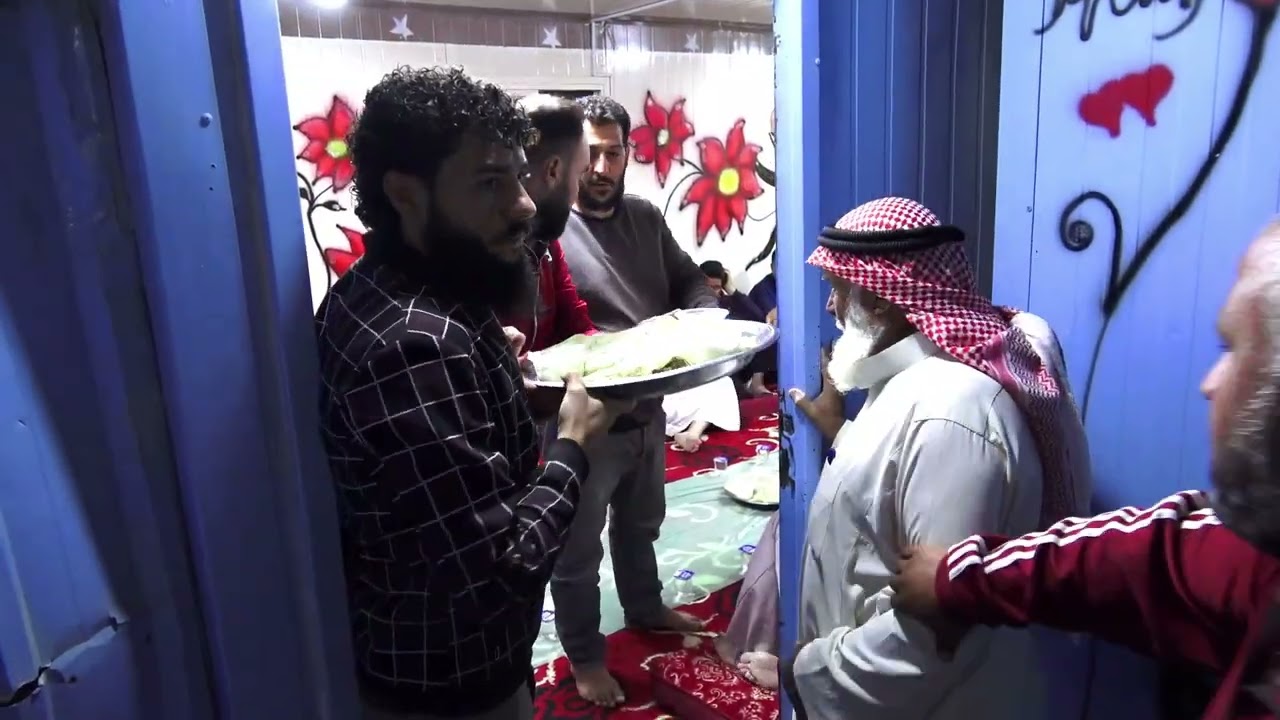 حفلة عشاء مقدمة من بلدة محجة من منزل الشيخ أبو عمار الشحمة وأولاده على شرف ابنه السيد عمار الشحمة.