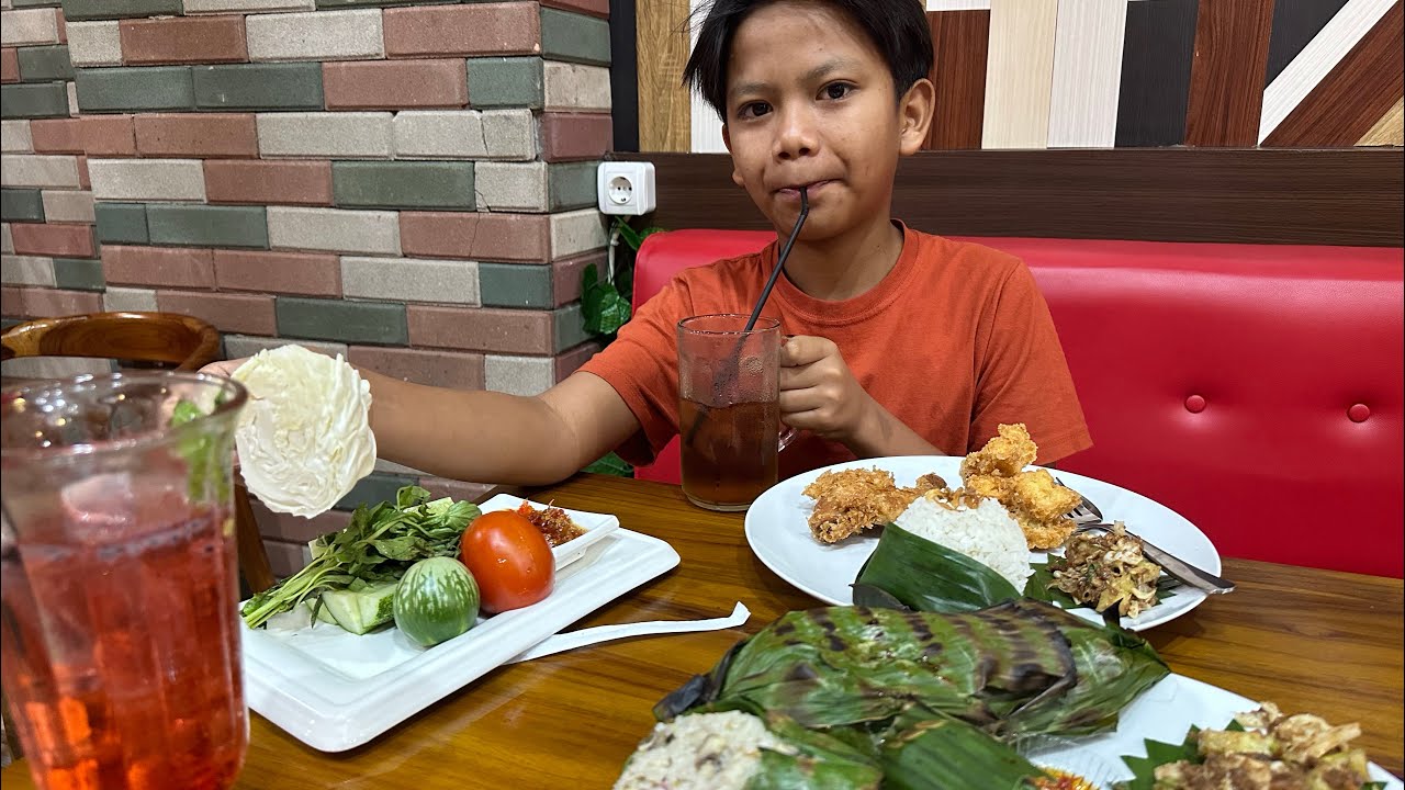 FAREL PRAYOGA BANGUN TIDUR SIANG MINTA MAKAN LALAPAN DI SAUNG INJUK