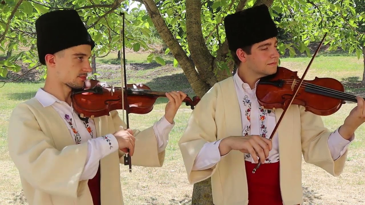 Оро се вије- Етноансамбл Корени / Oro se vije- Ethnoensamble Koreni
