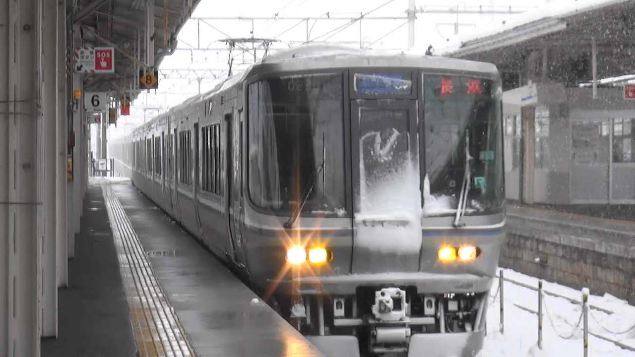 大雪で米原駅に1時間遅れで到着 223系1000番台の新快速長浜行き