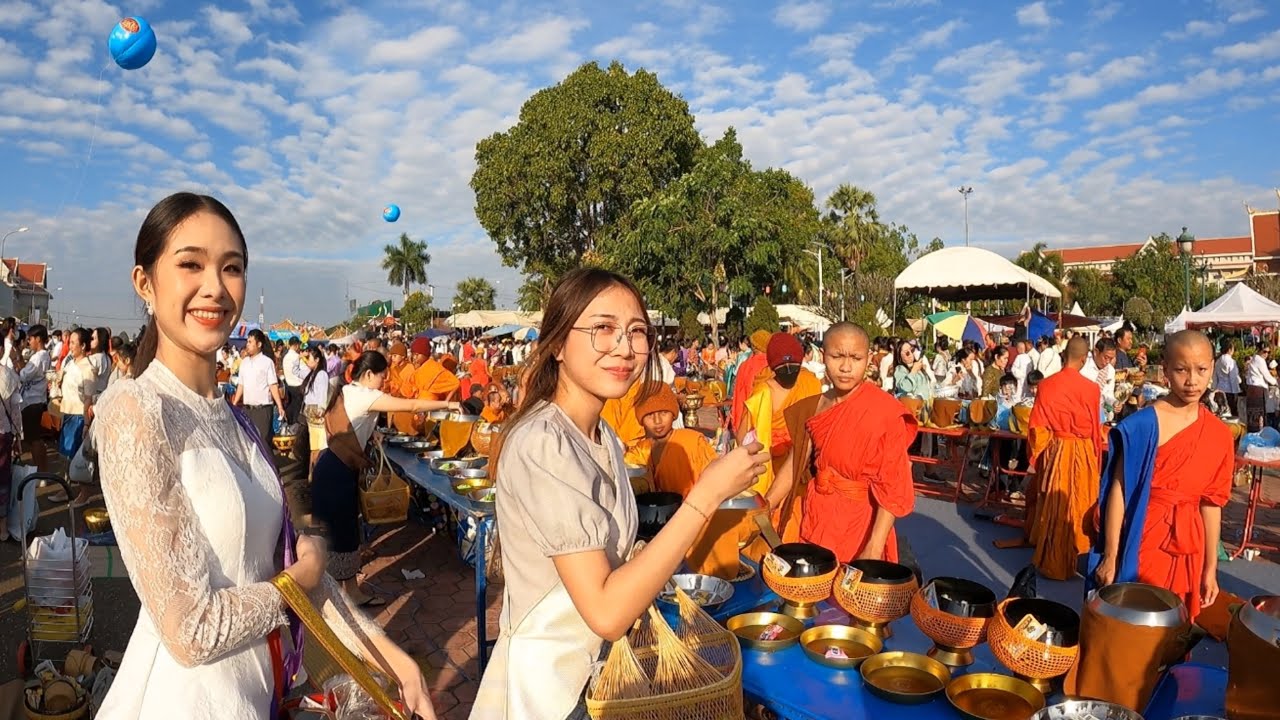 ບັນຍາກາດໃສ່ບາດບຸນພະທາດຫຼວງວຽງຈັນ2023/บรรยากาศใส่บาตรบุญพระธาตุหลวงเวียงจันทร์2023/Early Giving Alms