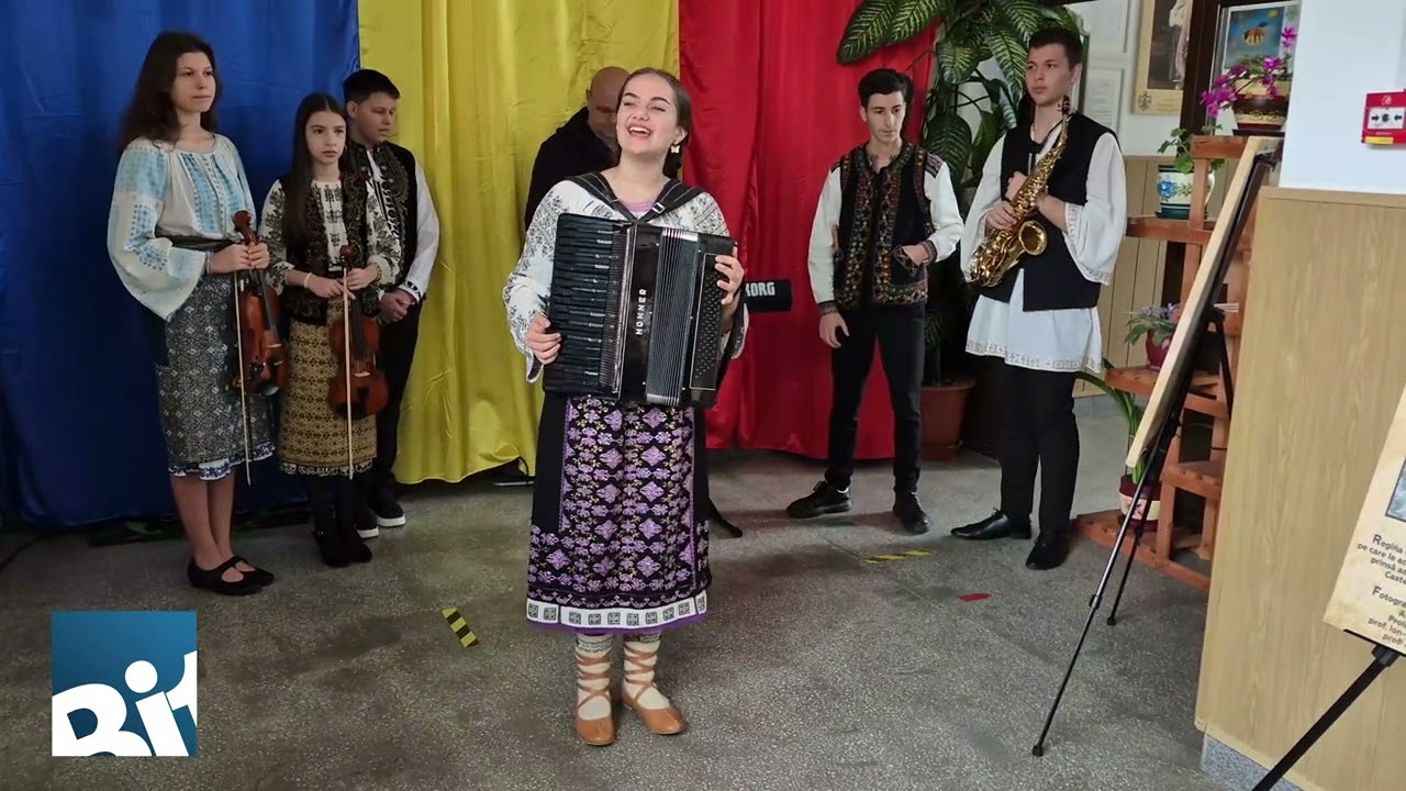 Diana Ilinca - elev Liceul Iulia Zamfirescu, acordeon și voce ”Mândra mea, draga mea!”