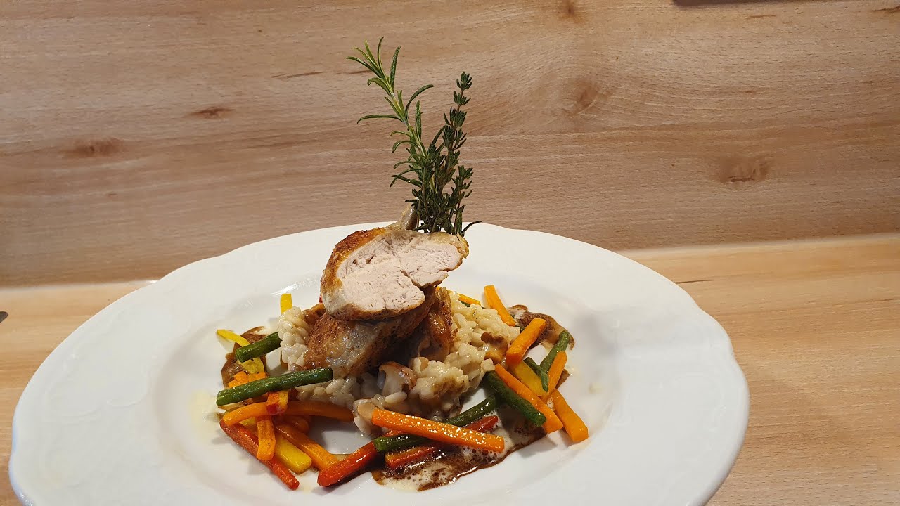 Perlhuhnbrust auf Pfifferlingsrisotto mit glacierten Gemüsestäbchen