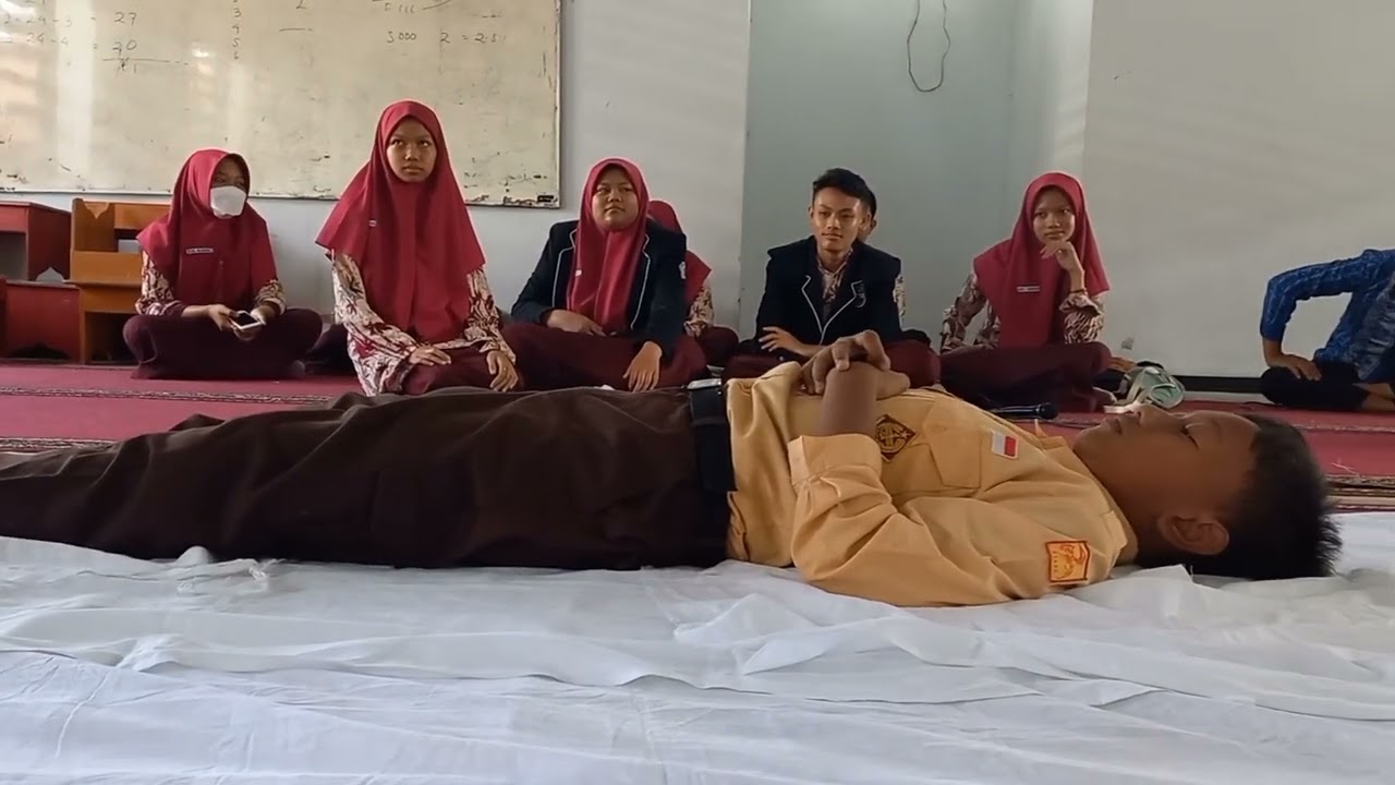 Praktik Perawatan Jenazah di SD Muhammadiyah Gunungpring