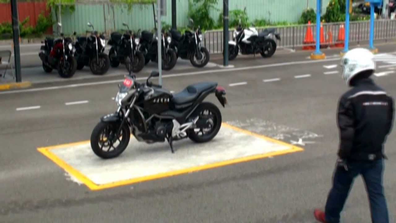 大型重型機車考照 高速駕訓班 許教練示範車種 HONDA NC700S