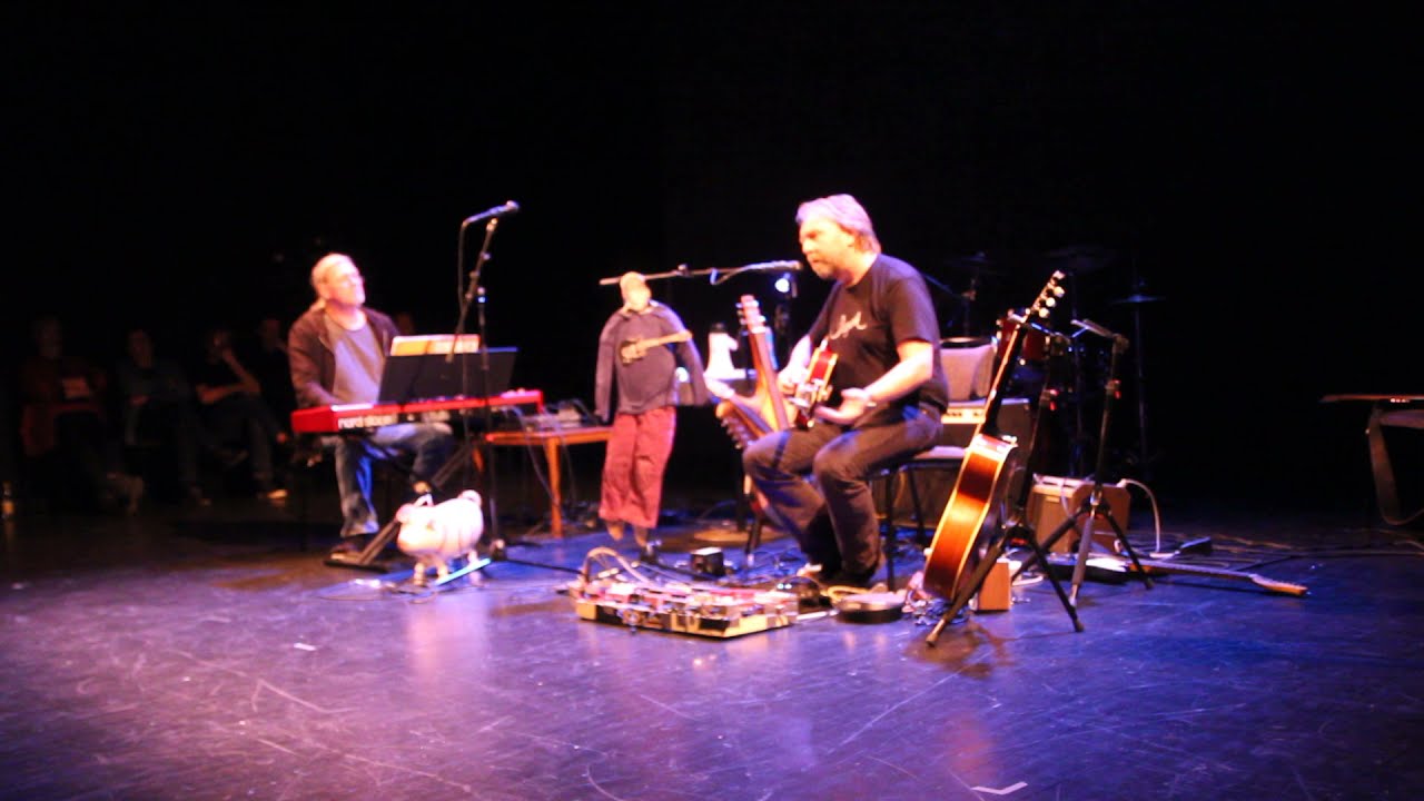 Peter Bryngelsson spelar, sjunger och berättar om Pink Floyd