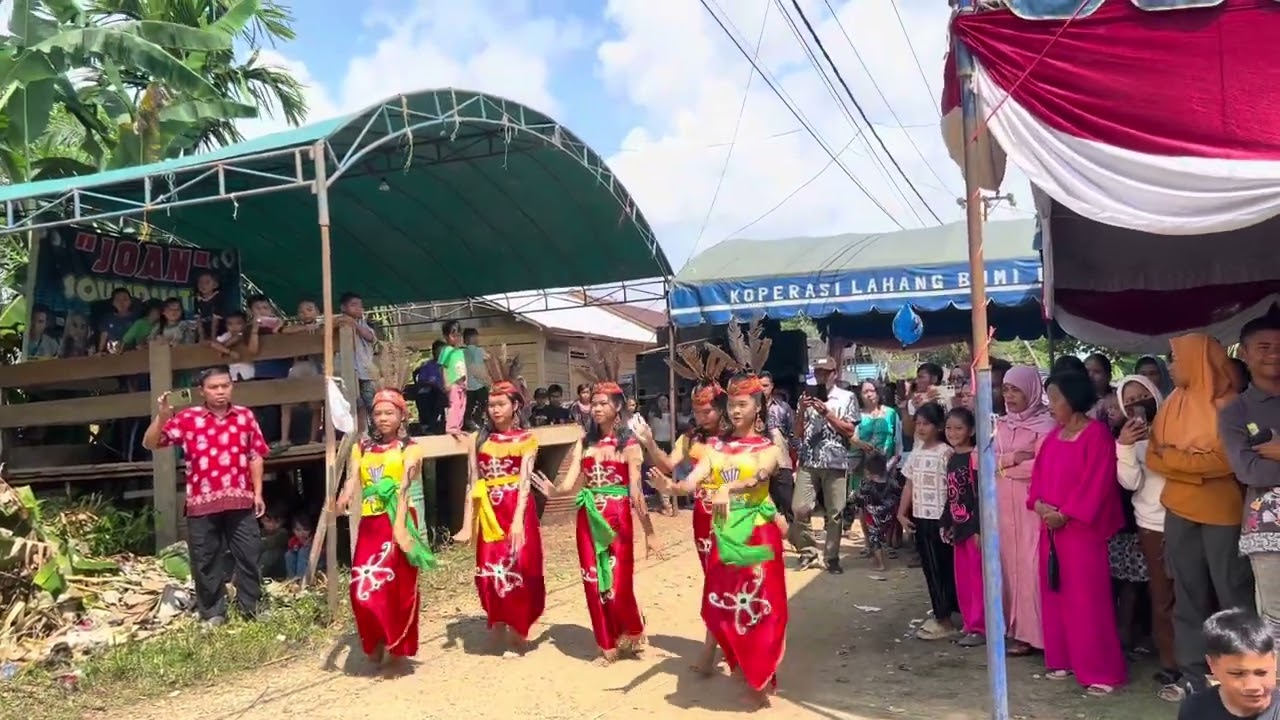 TARI PENYAMBUTAN KHAS KALIMANTAN TENGAH