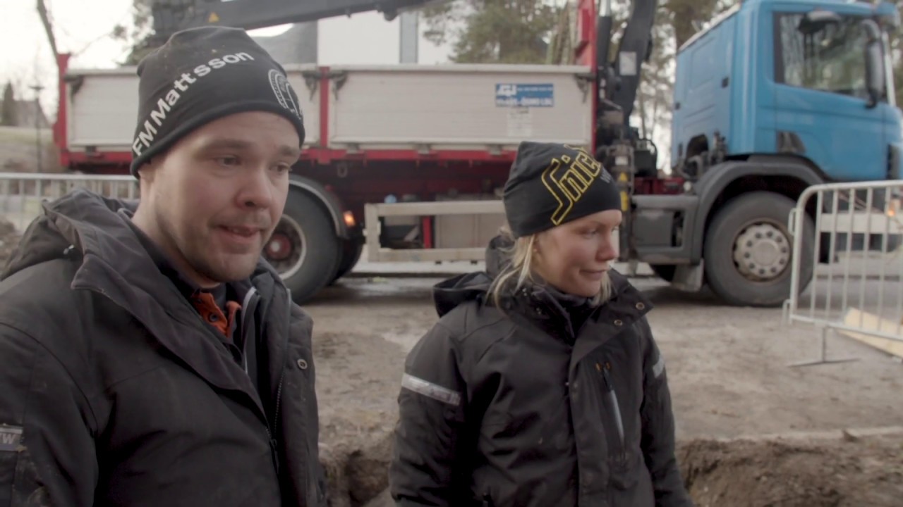 Jocke, Sara och William fixar utgående avlopp från villa.