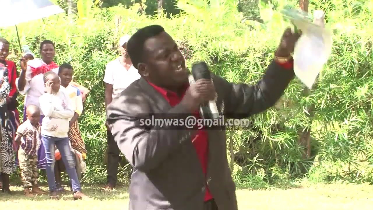 Newton Karish hilarious speech at a burial in Makenge's home