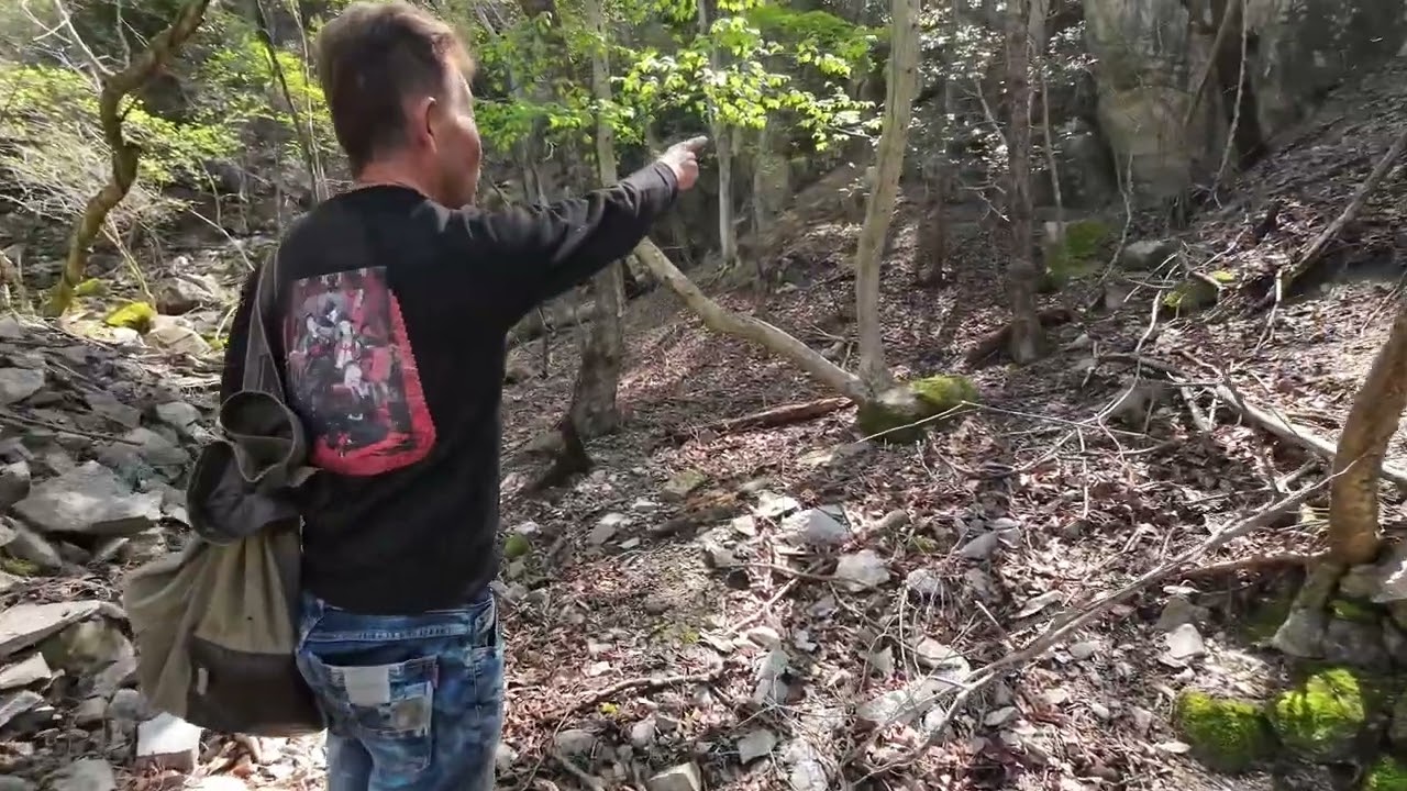 岡山県東部地域にある明治期の間だけ稼働していた鉱山へ行ってみると...廃城跡？地獄のようなエリア！落ちたら死ぬレベルの急な坂や直角な穴