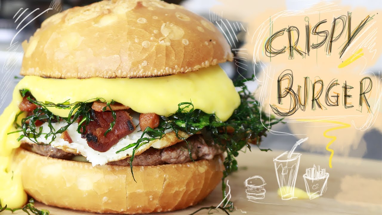 Hambúrguer Caseiro com Bacon, Crispy de Couve, Ovo e Mandioquinha